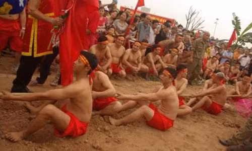 Nghi thức kéo co ở quận Long Biên, Hà Nội.