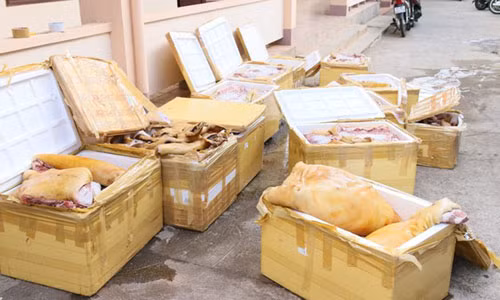 Bat hon 1 tan thit thoi cho tren xe khach