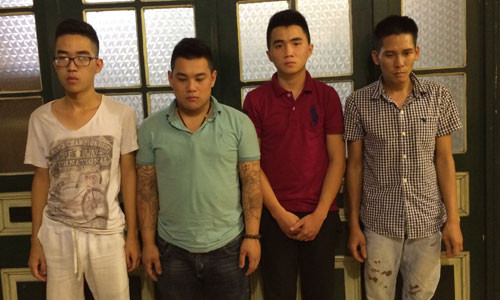 Canh sat vay nhom dua xe quanh ho Guom luc rang sang