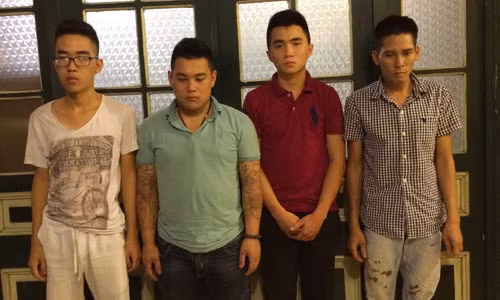 Canh sat vay nhom dua xe quanh ho Guom luc rang sang