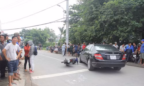 Lực lượng chức năng dựng lại hiện trường vụ tai nạn vào sáng 23-10 - Ảnh: N.K.