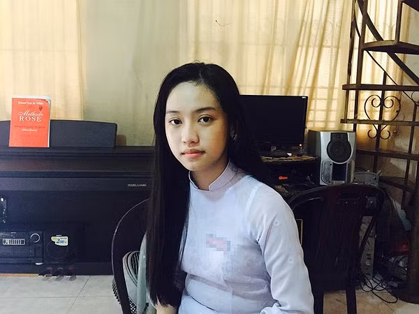 Bức ảnh được cho là chụp tại nhà Phan Thành, tuy nhiên hot girl Thúy Vi cho biết đây là khách sạn Phan Thành bảo lãnh thuê cho cô khi cô lên Sài Gòn chơi với anh.