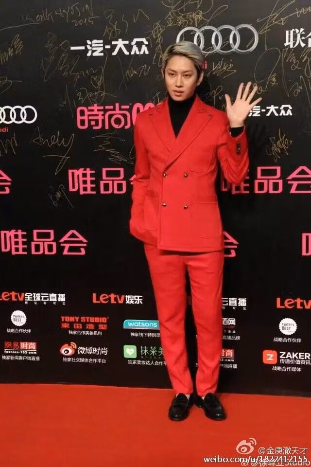 Ca sĩ Kim Heechul (Super Junior) diện cây đỏ.