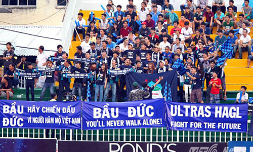 CDV cang khau hieu mong bau Duc “cuu” bong da Viet Nam