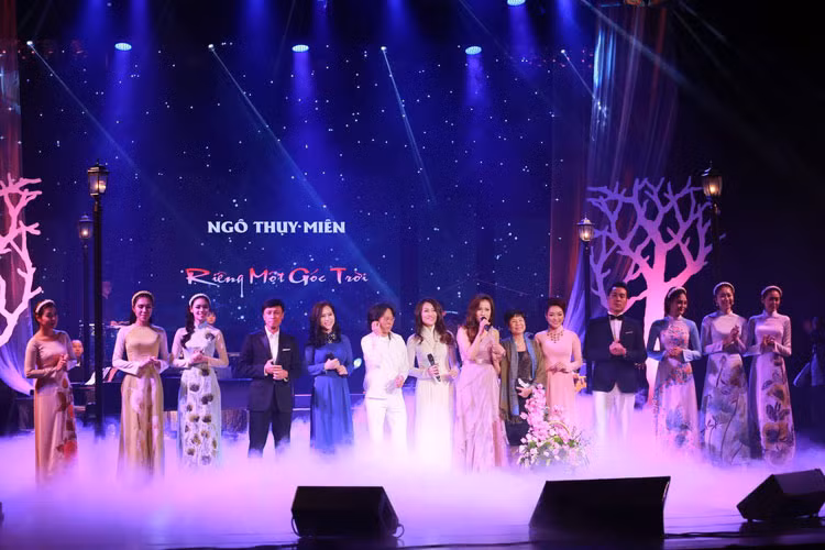 Tuan Ngoc phieu cung Le Thu trong dem nhac Ngo Thuy Mien-Hinh-7