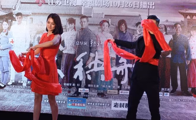 Tuy nhiên, chỉ lát sau đó, nữ diễn viên Trung Quốc ngất xỉu.