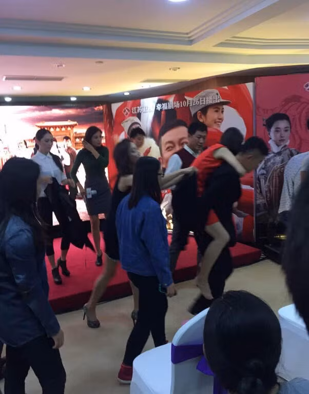 Hình ảnh Tiếu Nhân bị ngất xỉu là hồi chuông cảnh tỉnh cho quá trình làm việc quên thời gian của các diễn viên Trung Quốc. Những năm gần đây, không ít nghệ sĩ trẻ suy kiệt sức khỏe vì lịch trình dày đặc của ê-kíp.