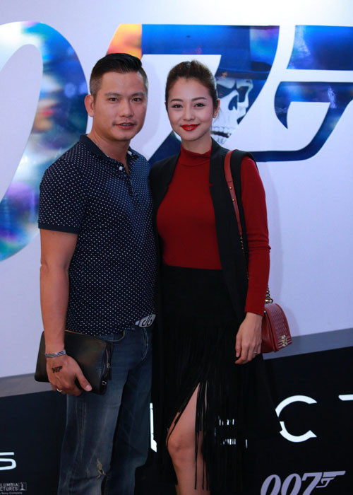 Tối 4/11, tại HN và TP HCM đã diễn ra họp báo ra mắt bộ phim "Spectre: 007". Đây là tập phim thứ 24 về chàng điệp viên 007 vừa đạt doanh thu kỷ lục hơn 80 triệu USD sau một tuần công chiếu ở thị trường châu Âu. Vợ chồng Jennifer Phạm tình cảm trong sự kiện.