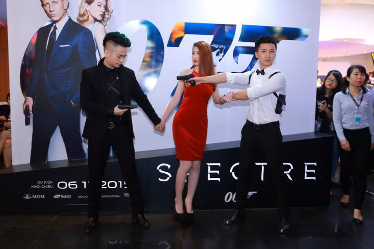 MC Việt Michael (áo trắng) cũng góp mặt trong sự kiện.