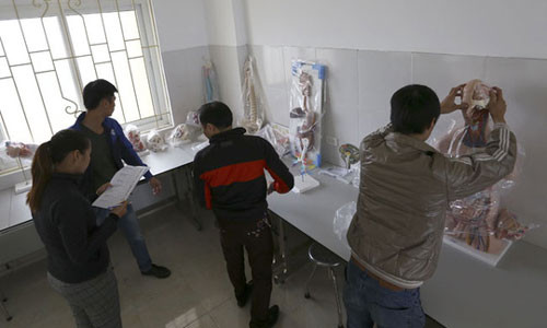 Mô hình giáo cụ trực quan, thực hành giải phẫu đang được đưa từ kho ra lắp đặt tại cơ sở đào tạo ngành y dược của Trường ĐH Kinh doanh và Công nghệ đặt tại thị xã Từ Sơn, tỉnh Bắc Ninh - Ảnh: Dân Việt