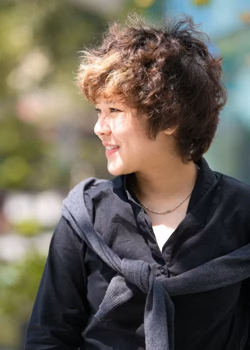 Ai Phuong mang Toi thay hoa vang tren co xanh den BHYT-Hinh-2