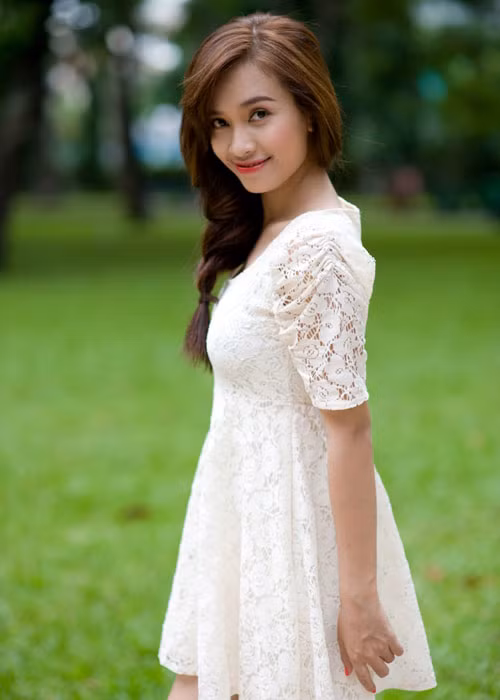 Ai Phuong mang Toi thay hoa vang tren co xanh den BHYT