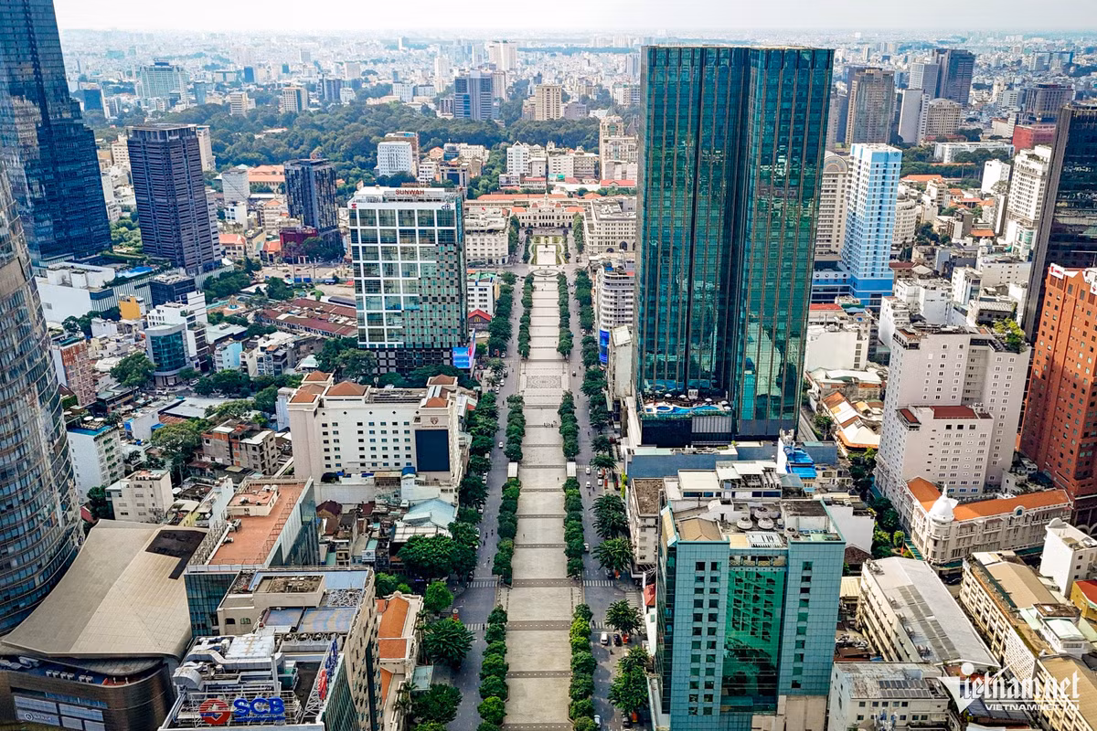 Dự án nằm đối diện với tòa nhà phức hợp Times Square trên đường Nguyễn Huệ, xung quanh là tháp tài chính Bitexco, Sun Wah,... gần các địa điểm nổi tiếng tại TPHCM như Dinh Độc Lập, UBND TPHCM, Bến Bạch Đằng, hầm Thủ Thiêm...