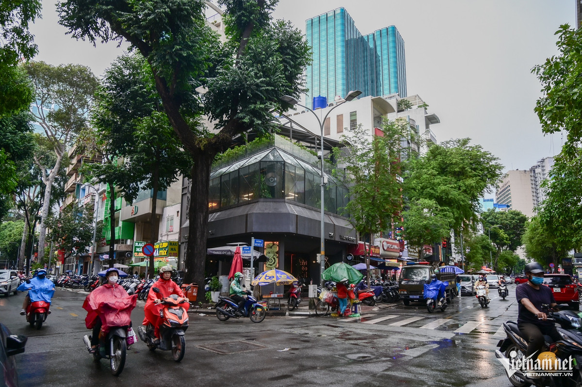 Nằm giữa vị trí vàng, khu tứ giác này được rất nhiều thương hiệu nhòm ngó, chủ yếu là trong ngành F&amp;B (đồ ăn và đồ uống).