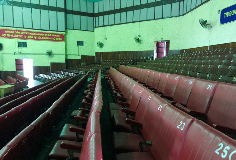 Trong khi đó, ông Võ Văn Tỷ, người từng đảm nhiệm chức vụ giám đốc Nhà hát Nhân dân Thủ Đức vào năm 1990 (nay ông Tỷ đã chuyển công tác khác) cho biết, nhà hát này được xây dựng khoảng thời gian trước năm 1990, quy mô hơn 1.000 chỗ ngồi. 