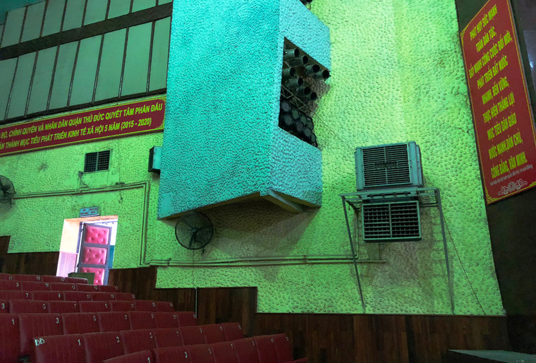 Gần 30 năm qua, Nhà hát chỉ sử dụng quạt điện trong hoạt động các chương trình khiến không khí vô cùng ngột ngạt, nóng bức. Do hoạt động không hiệu quả và trải qua thời gian dài, hiện trạng Nhà hát đang xuống cấp. Thỉnh thoảng nơi đây chỉ tổ chức vài chương trình nhưng không xứng tầm với Nhà hát có quy mô rộng lớn, hàng nghìn chỗ ngồi.