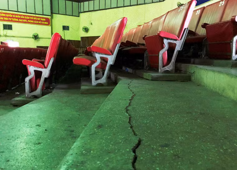 Cảnh xuống cấp bên trong Nhà hát Nhân dân Thủ Đức.