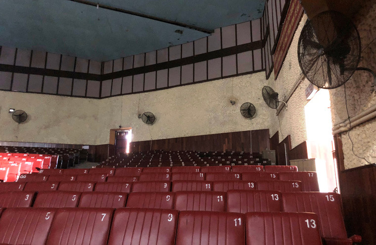 "Với thời tiết nóng bức quanh năm ở TP.HCM, không hiểu sao người ta lại thiết kế, xây dựng Nhà hát Thủ Đức có quy mô hàng nghìn chỗ nhưng hoàn toàn không có máy điều hòa. Không khí bên trọng quá nóng bức, ngột ngạt, thưởng thức nghệ thuật mà mồ hôi dầm dề, quạt máy thổi phà phà thì làm sao thưởng thức. Vì vậy mà nhà hát ít hoạt động, mà có hoạt động cũng rất vắng khán giả.”, ông Lê Ngọc Dũng, người dân địa phương chia sẻ. 