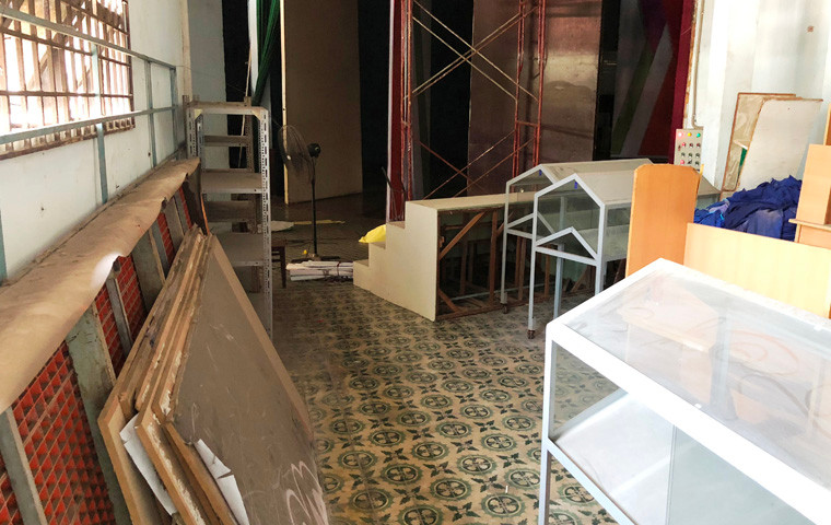 Phía sau hậu đài Nhà hát đồ đạc chất ngổn ngang.