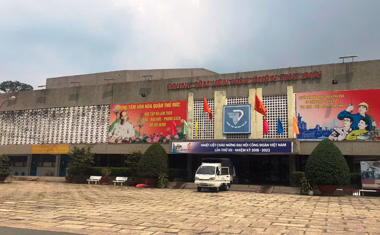 Tuy nhiên, ít ai biết rằng, tại Trung tâm Văn hóa này từng có một nhà hát đẳng cấp, quy mô không kém Nhà hát Hòa Bình, Nhà hát Bến Thành…ở các quận trung tâm. Đó là Nhà hát Nhân dân Thủ Đức, quy mô hơn 1.000 chỗ ngồi, tọa lạc giữa trung tâm Trung tâm Văn hóa quận.