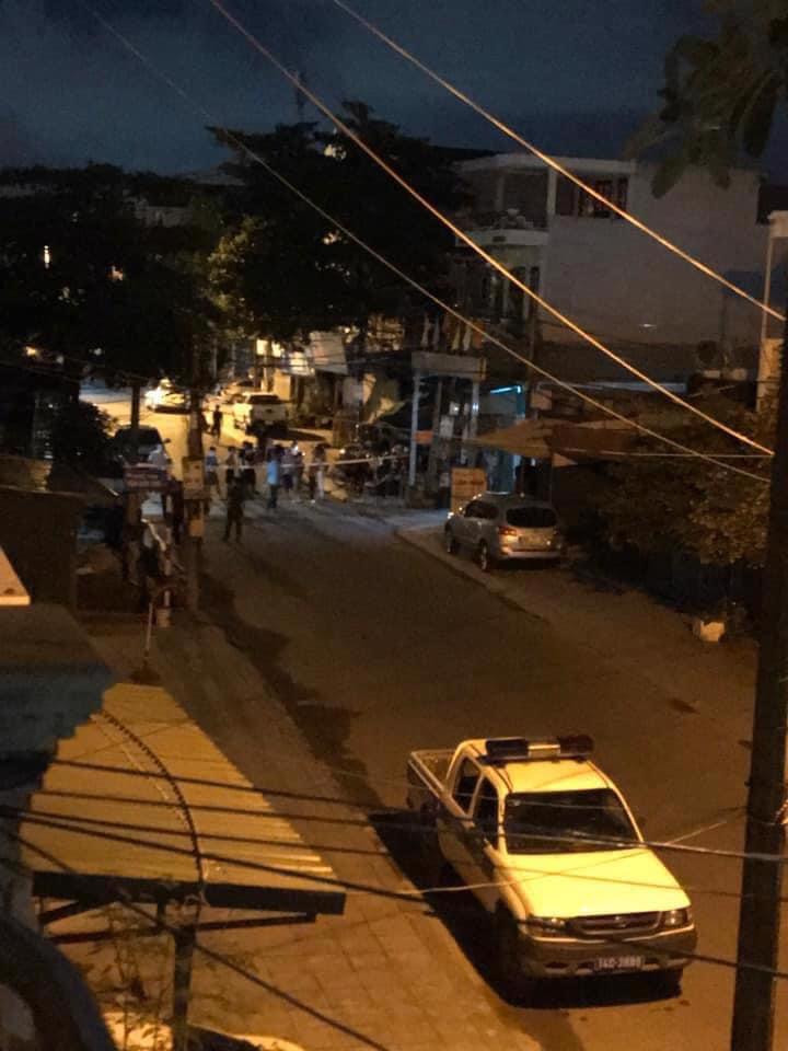 Theo hồ sơ vụ án, tối 16/7/2022, một người phụ nữ ngoài 30 tuổi vụt chạy ra phía đường Trần Nhân Tông (phường Hải Hà, TP Móng Cái, Quảng Ninh). Chỉ được khoảng 100m, người này ngã gục xuống đường rồi dần tắt thở. Vài người dân chưa kịp hiểu chuyện gì xảy ra, chỉ biết xung quanh chỗ cô gái ấy nằm rải rác các vết máu nên báo cơ quan công an. (Ảnh: Kinh tế đô thị) 