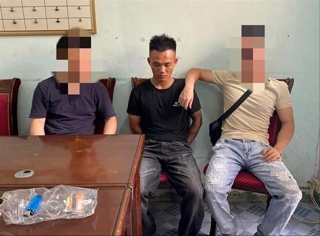 Thắng khá bất ngờ khi mình bị bắt nhanh đến vậy, bởi lẽ khi gây án, hắn có sự tính toán khá kỹ lưỡng. Gã khai, do nghiện nên trước đó đã mò về Móng Cái mua ma túy. Dùng xong, Thắng lại nghĩ cách kiếm tiền nhằm "đáp ứng" cơn nghiện tiếp theo. Trong lúc đi lang thang, Thắng nhìn thấy của hàng phun xăm của chị T vắng vẻ, chỉ có mình người phụ nữ này làm việc nên nảy sinh ý định cướp tài sản. Thắng lấy số điện thoại của chị T trên biển hiệu cửa hàng rồi mua một sim rác, tạo lập tài khoản zalo mới để kết bạn. 