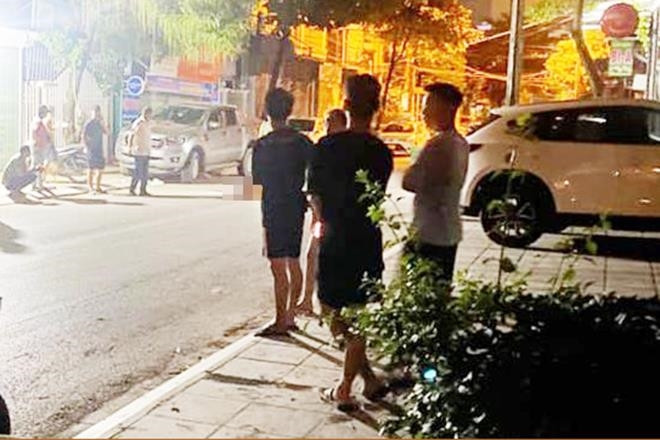 Tại đây, cơ quan công an phát hiện có 1 bao thuốc lá, 1 chai nước ngọt và chiếc điện thoại của nạn nhân. Dường như trước khi bị sát hại, chị T có xăm hình cho ai đó. Khi tìm hiểu, các điều tra viên được biết, chị T sinh ra, lớn lên ở đảo Vĩnh Thực (Quảng Ninh), đã lập gia đình, có 2 con, tuy nhiên vợ chồng đã ly thân từ nhiều năm. Chị T đến Móng Cái mở cửa hàng kinh doanh một mình. (Ảnh: VTC News) 