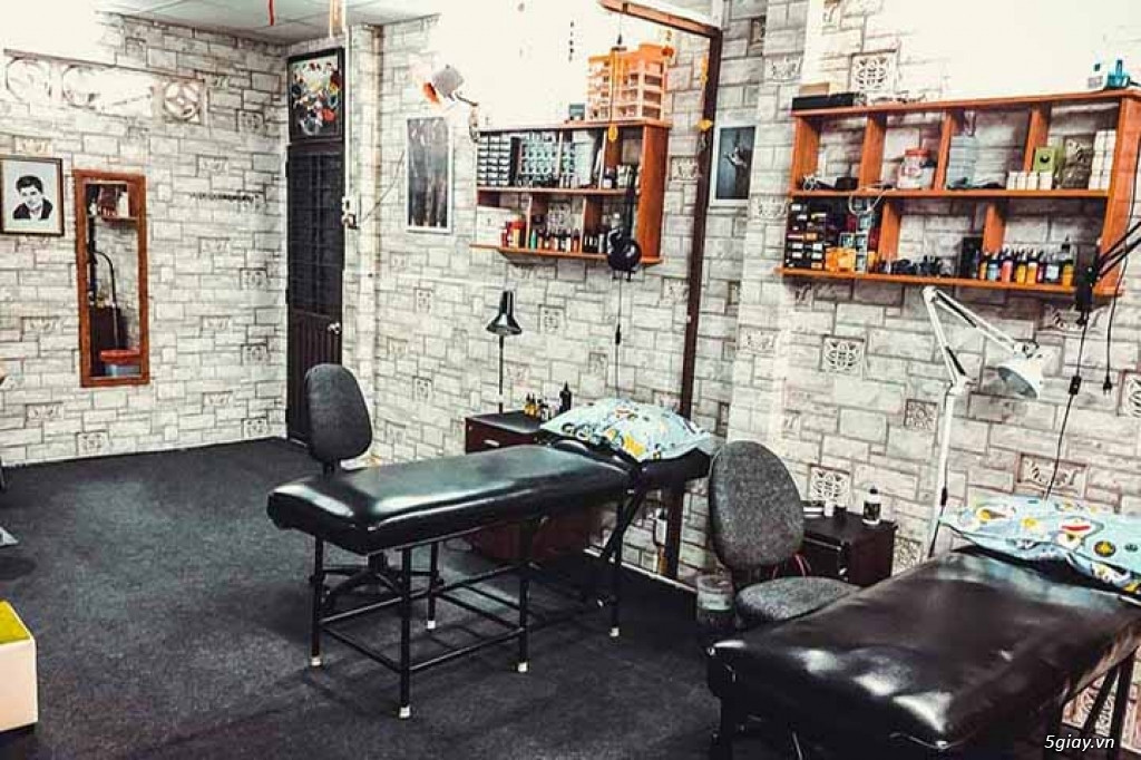 Sau khi chị T nói có nhận xăm thì nam thanh niên này ngỏ ý muốn làm và yêu cầu quán phải vắng, chỉ có chị T với anh ta mà thôi. Cơ quan điều tra cũng phát hiện, chị T có gửi ảnh của thanh niên này cho một người bạn với nội dung "đây là khách đến xăm". Như vậy, có thể thấy giữa chị T và đối tượng đến xăm không có quan hệ quen biết. (Ảnh minh họa, nguồn ảnh Internet) 