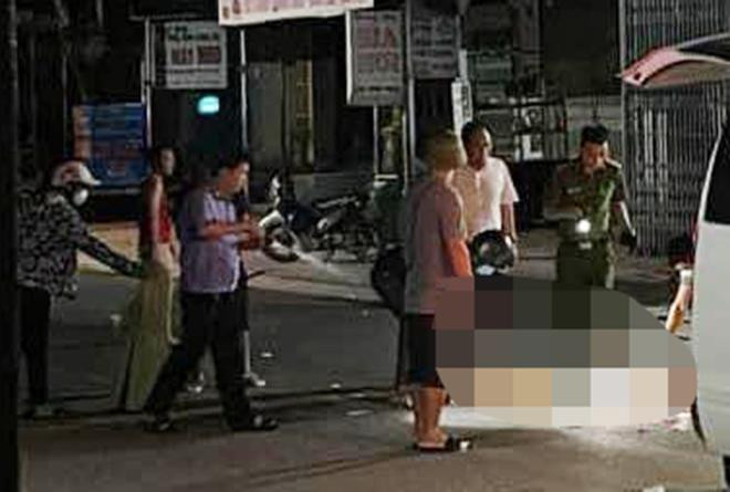 Rà soát các camera nhà dân xung quanh hiện trường đã thu được vài đoạn clip ghi lại diễn biến sự việc. Theo đó, khi chị T chạy ra khỏi quán, dường như nạn nhân đã bị trọng thương, chỉ là cố vùng vẫy để thoát thân. Phía sau chị T xuất hiện một thanh niên lạ đuổi theo. Do chất lượng hình ảnh kém nên chỉ nhận diện được người này cao khoảng trên 1m6, mặc áo màu đen. Riêng khuôn mặt thì rất mờ, không xác định được. Tuy vậy, đây vẫn là một nút thắt quan trọng giúp cơ quan điều tra có thể đưa ra những nhận định ban đầu về nghi phạm. (Ảnh: VTC News) 