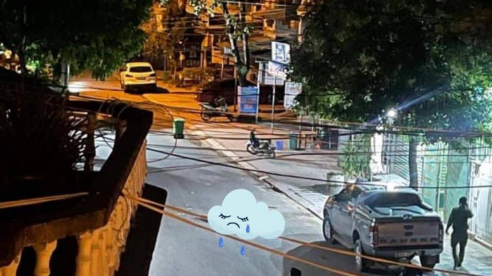 Một vài nhân chứng cho hay, khi chị T bỏ chạy từ cửa hàng ra thì có một nam thanh niên đuổi theo sát. Vào lúc nạn nhân gục xuống đường, đối tượng lạ mặt kia cũng quay đầu chạy về hướng ngược lại. Chẳng ai biết gã thanh niên đó tên gì, ở đâu. Khi khám nghiệm tử thi, công an xác định nơi phát hiện thi thể chỉ là hiện trường phụ. Hiện trường chính nằm ở căn phòng hơn 10m mà chị T dùng để hành nghề phun xăm, nối mi. (Ảnh: Báo Giao Thông) 