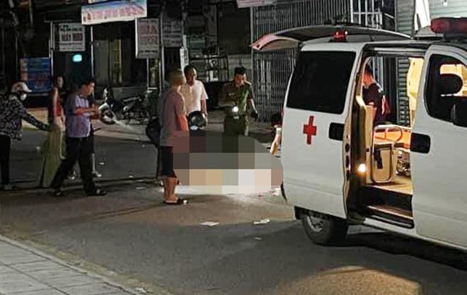 Công an xác định, người phụ nữ này đã tử vong, trên cổ có 1 vết cắt dài, phần ngực cũng có 3 vết thương được gây nên bởi vật có một lưỡi sắc, một lưỡi tù. Quá trình điều tra, nhân thân người phụ nữ xấu số ấy được làm rõ là chị Đ.T.T (31 tuổi). Chị T không phải người địa phương nhưng về đây thuê nhà mở cửa hàng phun xăm được một thời gian. Cửa hàng của nạn nhân nằm cách hiện trường khoảng hơn 100m. Với những thương tích trên người, bước đầu cơ quan điều tra nhận định chị T bị sát hại. (Ảnh: Người lao động)