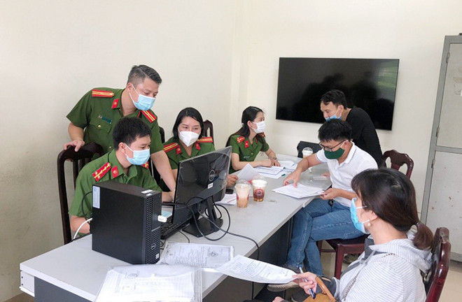 Trường hợp tách hộ, đăng ký tạm trú theo danh sách, gia hạn tạm trú theo danh sách, mức đóng lệ phí là 10.000 đồng/lần đăng ký trực tiếp, 5.000 đồng/lần đăng ký qua cổng dịch vụ công trực tuyến. Một số trường hợp được miễn lệ phí đăng ký gồm trẻ em là người dưới 16 tuổi; người cao tuổi là người từ đủ 60 tuổi trở lên; người khuyết tật … (Ảnh minh họa) 