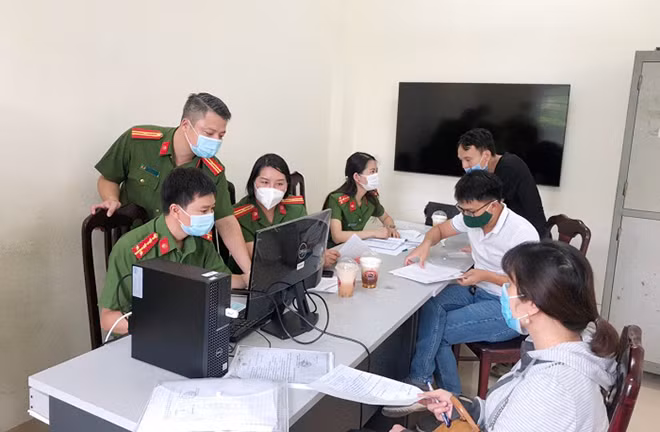 Trường hợp tách hộ, đăng ký tạm trú theo danh sách, gia hạn tạm trú theo danh sách, mức đóng lệ phí là 10.000 đồng/lần đăng ký trực tiếp, 5.000 đồng/lần đăng ký qua cổng dịch vụ công trực tuyến. Một số trường hợp được miễn lệ phí đăng ký gồm trẻ em là người dưới 16 tuổi; người cao tuổi là người từ đủ 60 tuổi trở lên; người khuyết tật … (Ảnh minh họa) 