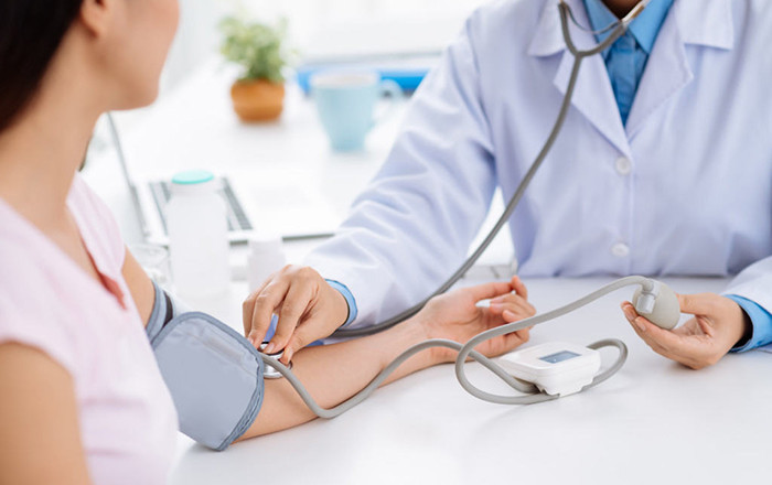 Cũng theo quy định mới, người lao động còn được Quỹ Bảo hiểm tai nạn lao động, bệnh nghề nghiệp trả phí khám giám định lại nếu kết quả khám giám định xác định người lao động đủ điều kiện để điều chỉnh tăng mức hưởng trợ cấp tai nạn lao động, bệnh nghề nghiệp. Nếu kết quả giám định lại không đủ để được điều chỉnh tăng mức trợ cấp, người lao động chủ động đề nghị khám giám định lại sẽ phải tự chịu chi phí khám giám định. (Ảnh minh họa) 