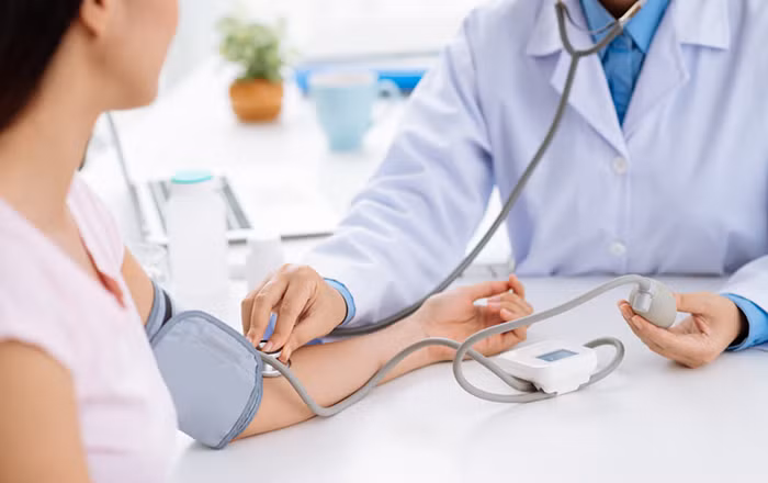 Cũng theo quy định mới, người lao động còn được Quỹ Bảo hiểm tai nạn lao động, bệnh nghề nghiệp trả phí khám giám định lại nếu kết quả khám giám định xác định người lao động đủ điều kiện để điều chỉnh tăng mức hưởng trợ cấp tai nạn lao động, bệnh nghề nghiệp. Nếu kết quả giám định lại không đủ để được điều chỉnh tăng mức trợ cấp, người lao động chủ động đề nghị khám giám định lại sẽ phải tự chịu chi phí khám giám định. (Ảnh minh họa) 