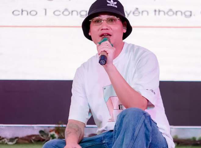 Thế nhưng, cũng nhiều năm nay, người ta thường bắt gặp Tuấn Saker trong tình trạng phê pha, mắt mũi “ngáo lòi”. Hình ảnh hôm bị bắt tại Sa Pa mới đây nhất cũng cho thấy điều đó. Không còn một gương mặt đẹp trai, tỉnh táo như cách đây nhiều năm, Tuấn Saker giờ gắn liền với hình ảnh bệ rạc, “ngáo ngơ”, mà bất cứ ai theo dõi anh ta từ đầu đều cảm thấy tiếc nuối. 