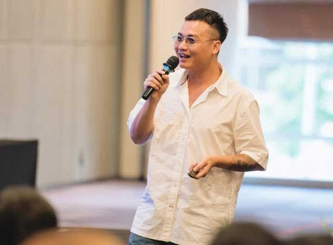 Cách đây cả chục năm khi YouTube vẫn còn xa lạ với giới trẻ, Tuấn Saker đã là YouTuber nổi tiếng, kiếm tiền như nước. Tuấn là người sáng lập Mitdot Family - kênh bản tin radio hài và sau đó phát triển kênh nội dung này trở nên nổi tiếng trong thế hệ 8X, 9X. Dù không qua một trường lớp đào tạo nào, nhưng những kịch bản do Tuấn tự viết, tự sáng tạo và tự diễn thu hút nhiều người xem. 