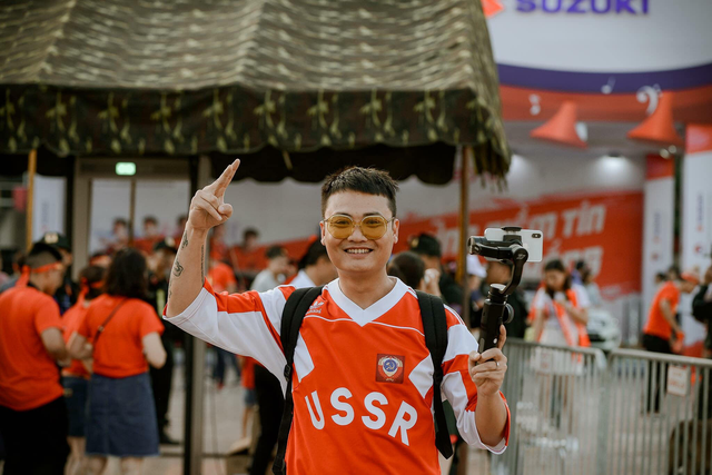 Trong cộng đồng mạng, Tuấn Saker cũng rất nổi tiếng, thường sinh hoạt trong các nhóm Kols và thường giao lưu với các admin của những trang như “Không sợ chó”, “Otofun”, “Trùm trà đá”... có số lượng thành viên lên tới vài triệu người. 