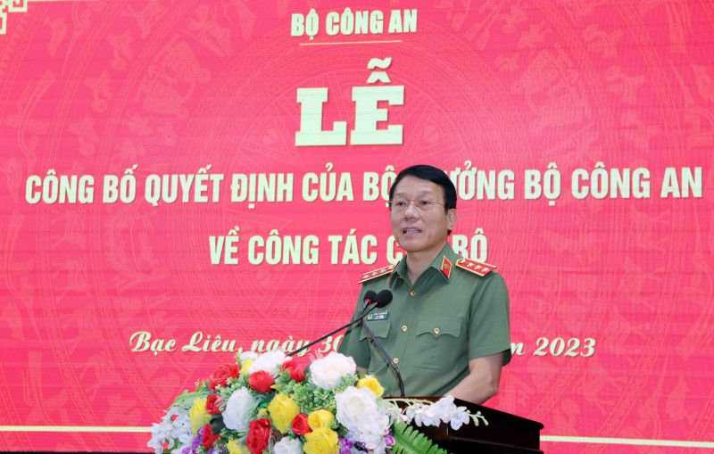 Tại buổi lễ, Thượng tướng Lương Tam Quang - thứ trưởng Bộ Công an - cho biết, đại tá Lê Việt Thắng và đại tá Hồ Việt Triều được đào tạo cơ bản, trưởng thành từ cơ sở và thực tiễn công tác, có bản lĩnh chính trị vững vàng. Trên mỗi cương vị công tác, dù bất kỳ hoàn cảnh nào cũng luôn nêu cao tinh thần trách nhiệm, vượt qua mọi khó khăn thử thách lập nhiều chiến công, thành tích. 