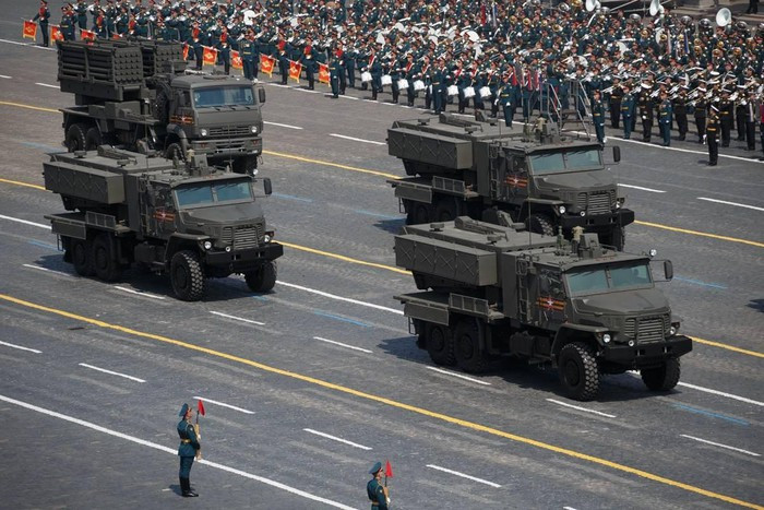 Điều này dẫn đến nhận định rằng TOS-2 sẽ có tầm bắn xa và mức độ sát thương tăng lên đáng kể so với người tiền nhiệm, nó có thể dùng với vai trò hỏa lực gián tiếp thay vì được tính là hỏa lực trực tiếp như TOS-1.