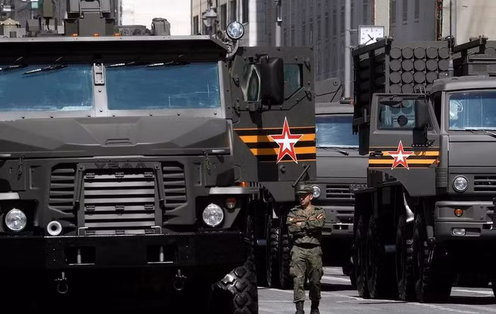 Hai tổ hợp TOS-1 và TOS-1A Buratino đã chứng tỏ bản thân một cách hoàn hảo khi tham chiến tại Syria. Tuy nhiên vũ khí này không thể so sánh được với TOS-2, khi hệ thống thế hệ mới có thể đốt cháy một khu vực diện tích lên tới 60.000 m2.