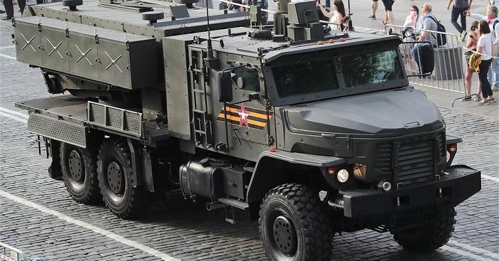 Thông số trên cao hơn 1,5 lần so với biến thể cơ bản, đồng thời phạm vi tiêu diệt mục tiêu và nhóm binh lực kẻ thù cũng tăng lên đáng kể. Theo một số báo cáo, tầm bắn của TOS-2 đạt 10 km trong khi con số này ở TOS-1 là 6 km