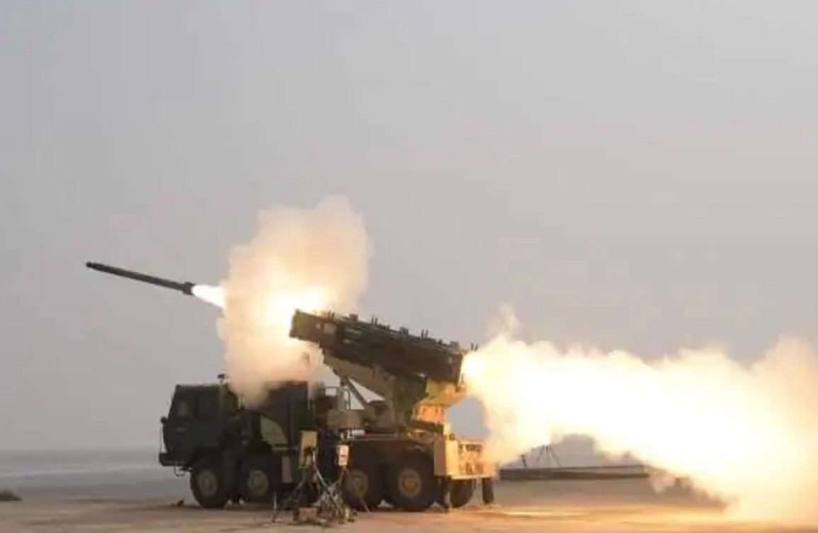 “Các trung đoàn pháo phản lực Pinaka MkII sẽ triển khai dọc theo biên giới phía bắc và phía đông, giúp nâng cao hơn nữa năng lực và khả năng sẵn sàng chiến đấu của lực lượng vũ trang”, trích tuyên bố của Bộ Quốc phòng Ấn Độ trong một phát biểu gần đây.