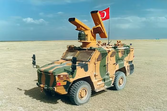 Sự khác biệt về phương tiện phòng không này cho phép Thổ Nhĩ Kỳ thể hiện mức độ độc lập cao hơn trong các cuộc xung đột khác nhau, mà dường như nước này sẽ tiến hành trong tương lai gần ở Trung Đông và Bắc Phi, có thể cả Đông Âu.