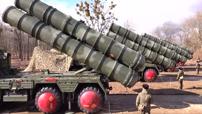 Đó là lý do tại sao giới lãnh đạo quân sự của NATO khuyến nghị Tổng thống Thổ Nhĩ Kỳ mua các hệ thống tên lửa phòng không có thể tích hợp vào mạng lưới thống nhất của liên minh. Nhưng ông Erdogan thể hiện sự độc lập quá mức bằng cách chọn S-400.