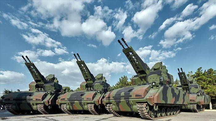 Sự hiện diện của các thành phần không liên quan đến hệ thống phòng không chung của NATO giải phóng bàn tay của Ankara, ngay cả khi ban lãnh đạo Liên minh quân sự Bắc Đại Tây Dương phản đối việc nước này tham gia vào cuộc xung đột này hay khác.