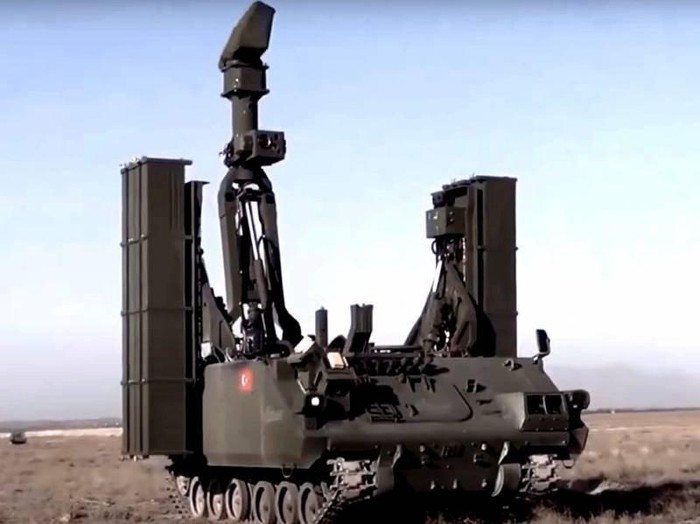 Không phận Thổ Nhĩ Kỳ được kiểm soát bởi một mạng lưới các radar di động và cố định trên mặt đất, chúng bao gồm trạm radar Kalkan của Thổ Nhĩ Kỳ và radar MPQ-64 Sentinel, TRS-22xx, DR-171/172 (MPDR-90) của nước ngoài.