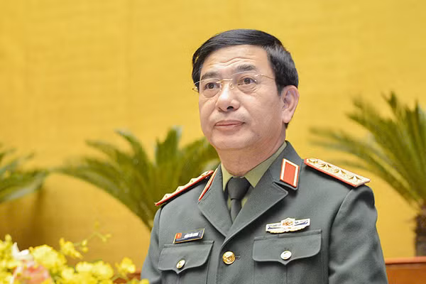 Đại tướng Phan Văn Giang 61 tuổi là tiến sĩ Khoa học quân sự, quê ở huyện Nam Trực, tỉnh Nam Định. Ông là Ủy viên Trung ương Đảng khóa XII, Ủy viên Bộ Chính trị khóa XIII; Phó Bí thư Quân ủy Trung ương; Ủy viên Hội đồng bầu cử Quốc gia; đại biểu Quốc hội khóa XV. 