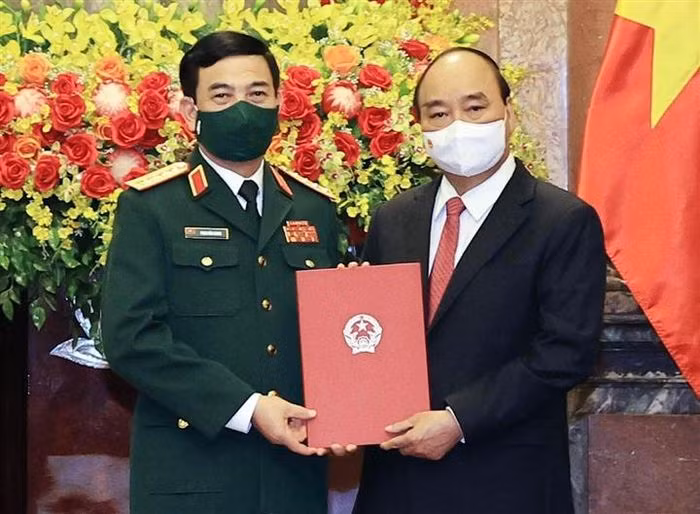 Chiều 12/7, Chủ tịch nước Nguyễn Xuân Phúc, Chủ tịch Hội đồng Quốc phòng và An ninh, Thống lĩnh các lực lượng vũ trang nhân dân trao quyết định thăng quân hàm từ Thượng tướng lên Đại tướng đối với ông Phan Văn Giang, Ủy viên Bộ Chính trị, Phó Bí thư Quân ủy Trung ương, Bộ trưởng Bộ Quốc phòng. 