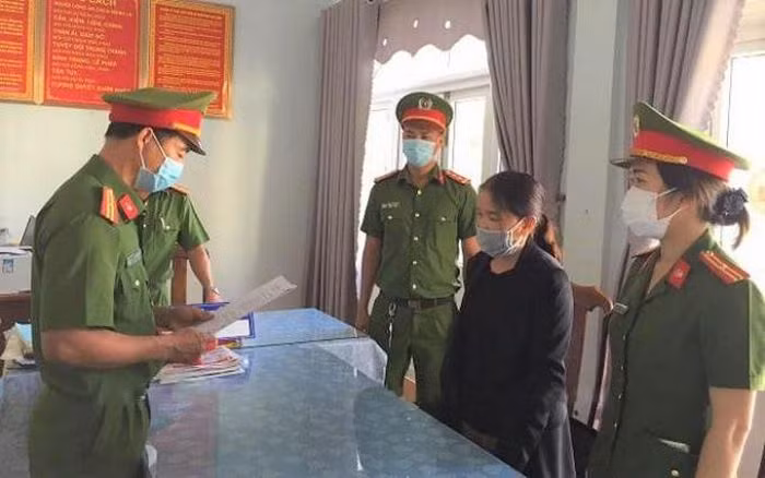  Nguyên cán bộ xã chiếm đoạt hơn 5 tỷ đồng rồi bỏ trốn: Tính từ năm 2019 đến nay, bà Nguyễn Thị Mỹ Dung (52 tuổi, Tiên Phước, Quảng Nam) đã mượn tiền của 30 người với số tiền hơn 5,4 tỷ đồng rồi bỏ trốn. Ngày 16/7, bà Dung bị Công an tỉnh Quảng Nam bắt giữ.